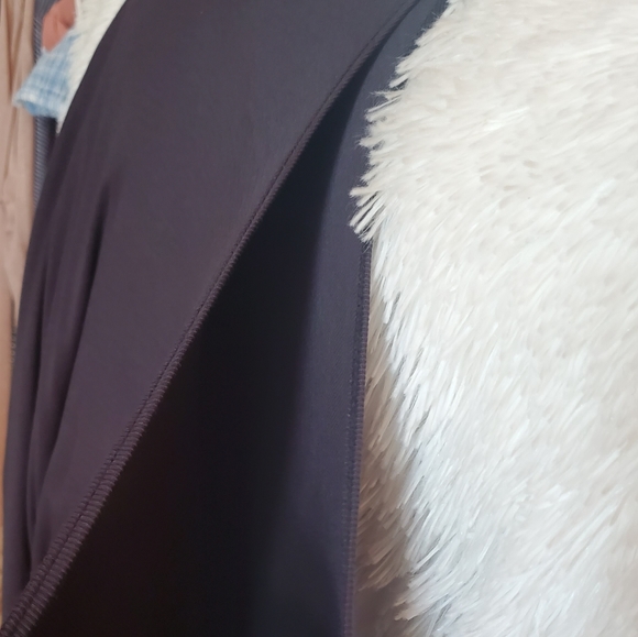 Light weight ribbed cold shoulder top - Picture 2 of 6